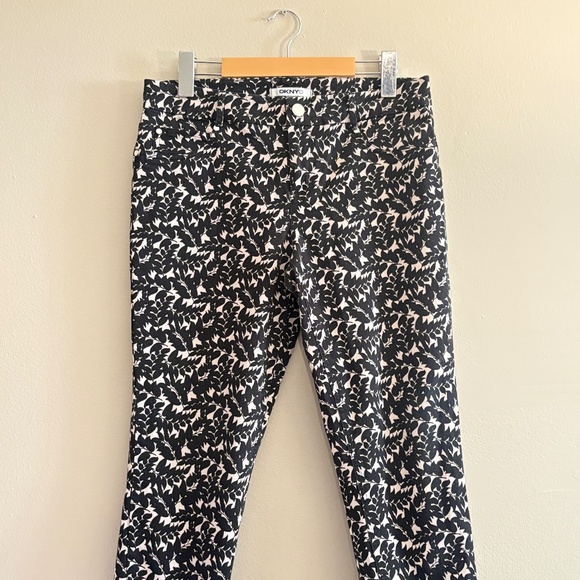 $19❄️ DKNY Black & Cream Leaf Patterned Skinny Ankle Jeans - Picture 2 of 12